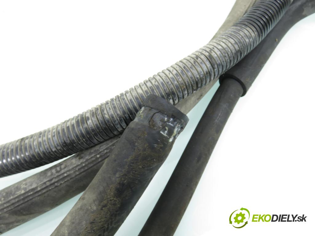 VW TRANSPORTER IV Skrzynia (70XA) FURGON 1996 50,00 1.9 TD 68 - ABL 1896,00 trubka / Rúra servočerpadlo 701422893 ; 701422091B ; 701422373A