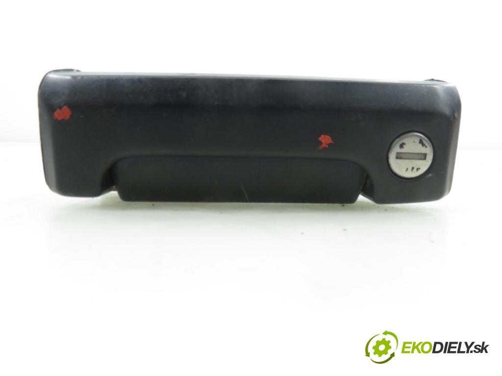 VW TRANSPORTER IV Skrzynia (70XA) FURGON 1997 55,00 2.4 D - AJA 2370,00 Kľučka Dvere posúvne PB 701843730B