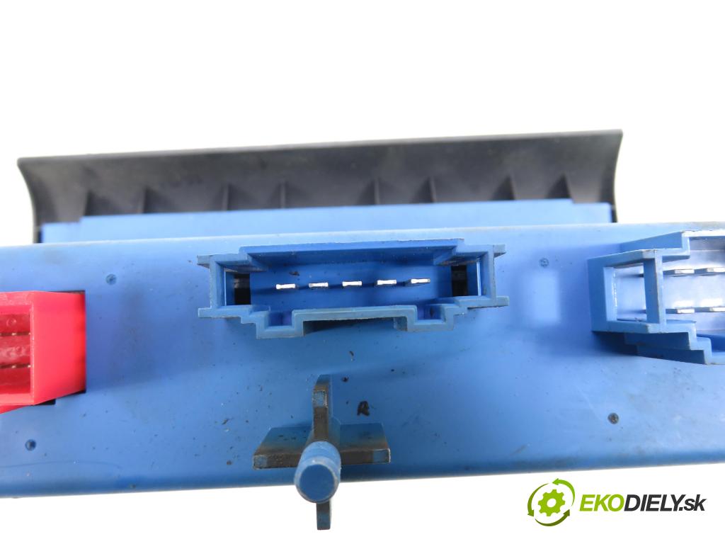 VW PASSAT B3/B4 Variant (3A5, 35I) KOMBI 1994 66,00 1.9 TDI - 1Z 1896,00 Panel kúrenia KLIMATRONIK 9BG72496100