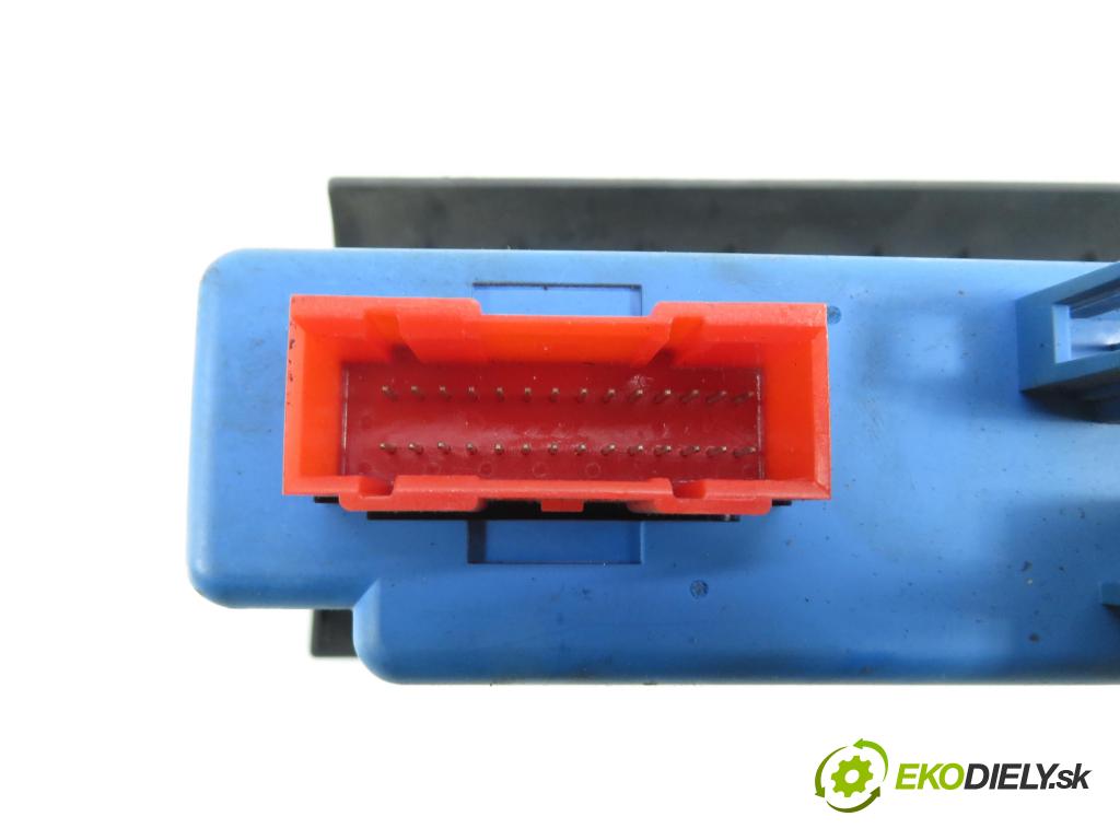 VW PASSAT B3/B4 Variant (3A5, 35I) KOMBI 1994 66,00 1.9 TDI - 1Z 1896,00 Panel kúrenia KLIMATRONIK 9BG72496100