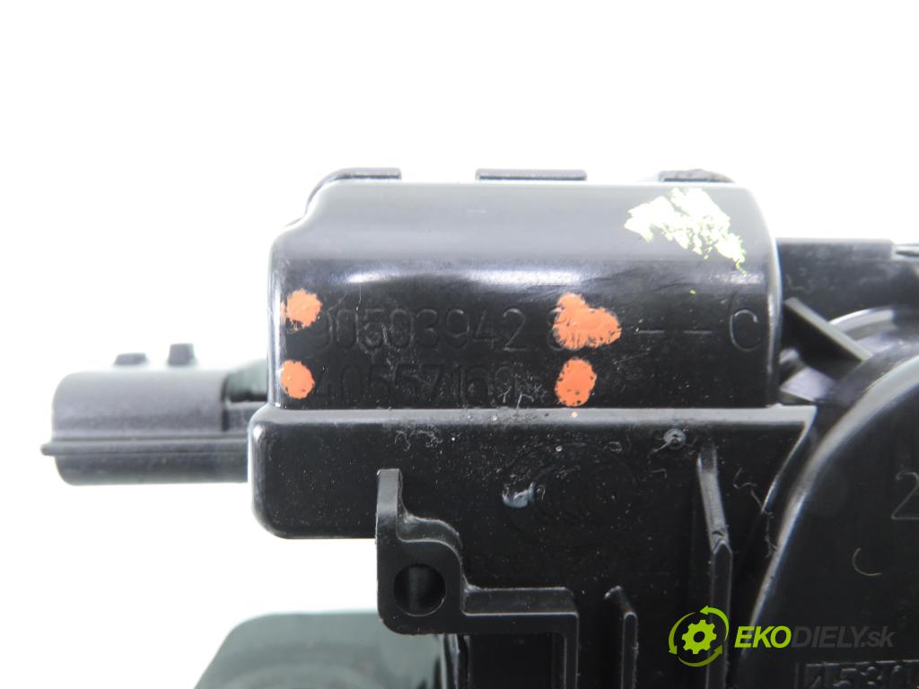 DACIA DUSTER (HM_) SUV 2021 74,00 1.0 TCe 100 (HMMT) 999,00 zámok dveří kufr EL. 40557160 ; 90503942