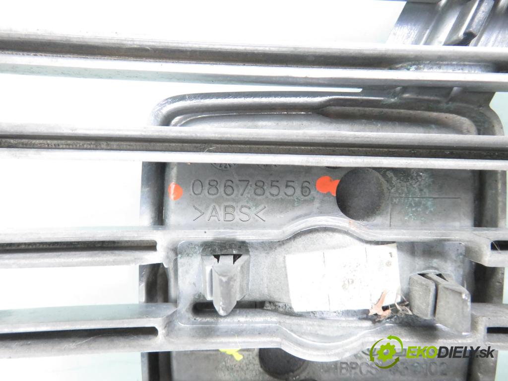 VOLVO V50 (MW) KOMBI 2006 80,00 1.6 D - 109  D 4164 T 1560,00 Mriežka / maska 08678680 ; 08678556