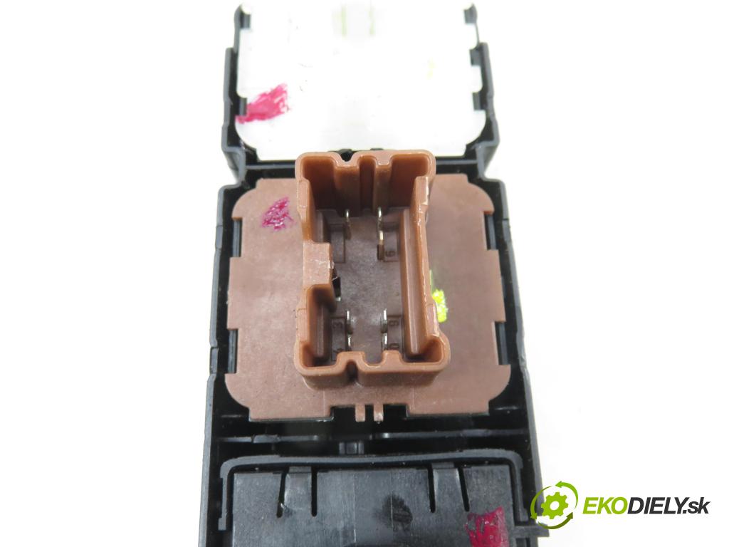 DACIA DUSTER (HM_) SUV 2021 74,00 1.0 TCe 100 (HMMT) 999,00 Panel ovládania okien 254113300R ; 254112588R