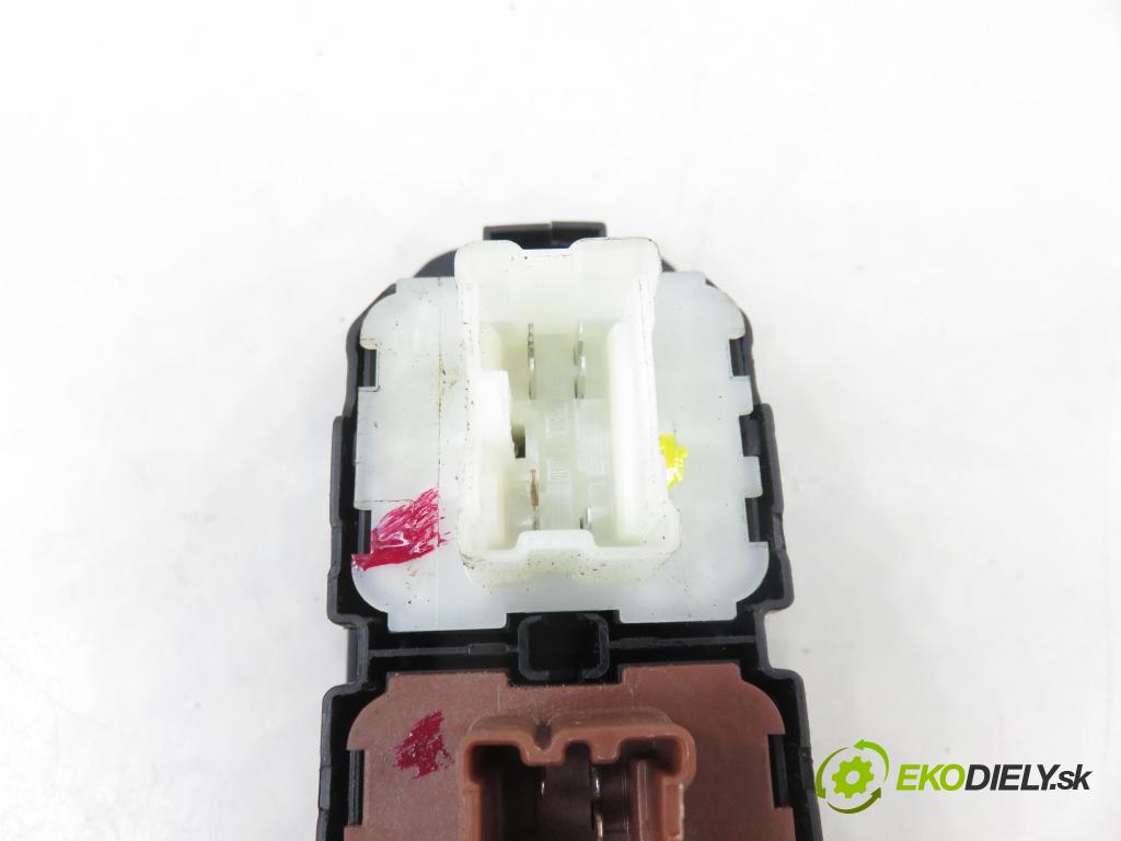 DACIA DUSTER (HM_) SUV 2021 74,00 1.0 TCe 100 (HMMT) 999,00 Panel ovládania okien 254113300R ; 254112588R