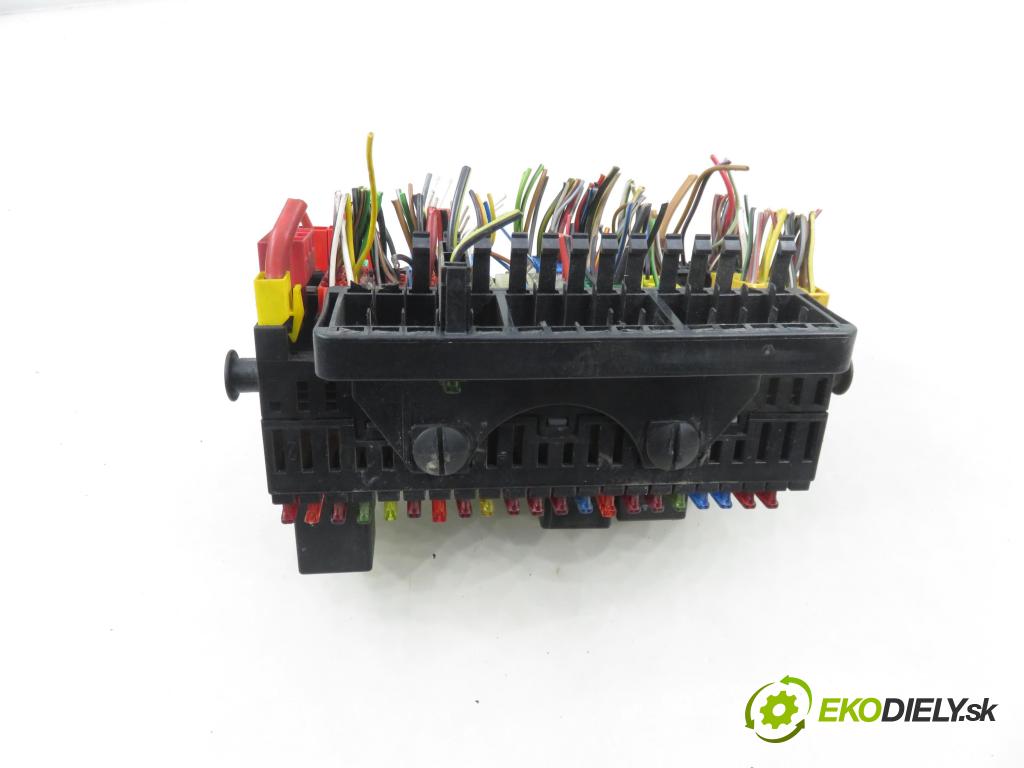 VW TRANSPORTER IV Skrzynia (70XA) FURGON 1997 55,00 2.4 D - AJA 2370,00 Skrinka POJISTKY: 357937039