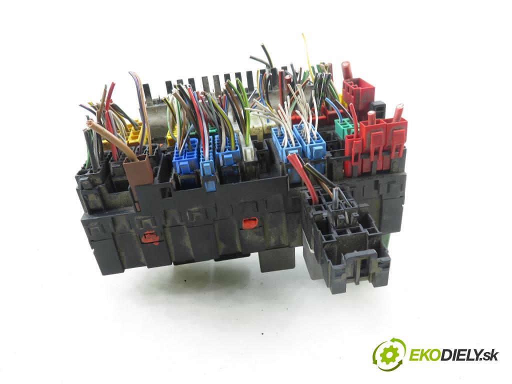 VW TRANSPORTER IV Skrzynia (70XA) FURGON 1997 55,00 2.4 D - AJA 2370,00 Skrinka POJISTKY: 357937039