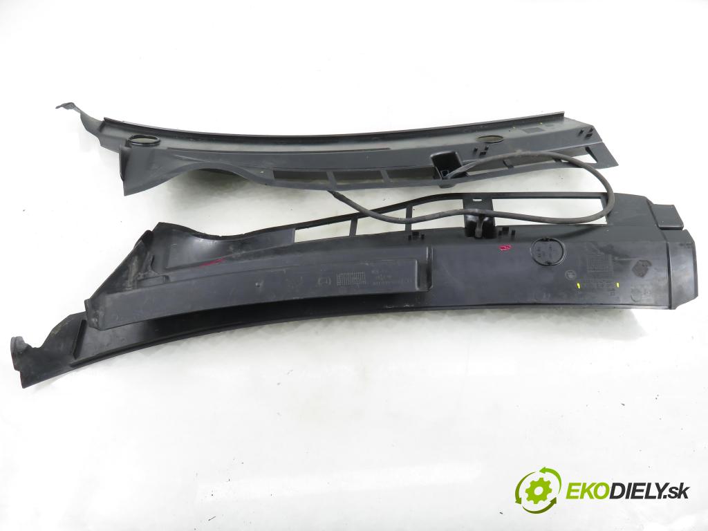 SKODA OCTAVIA I (1U2) LIFTBACK 2000 66,00 1.9 TDI 90- AGR 1896,00 Torpédo, plast pod čelné okno 1U0819403A ; 1U0819404A (Torpédo (plast pod čelným sklom))