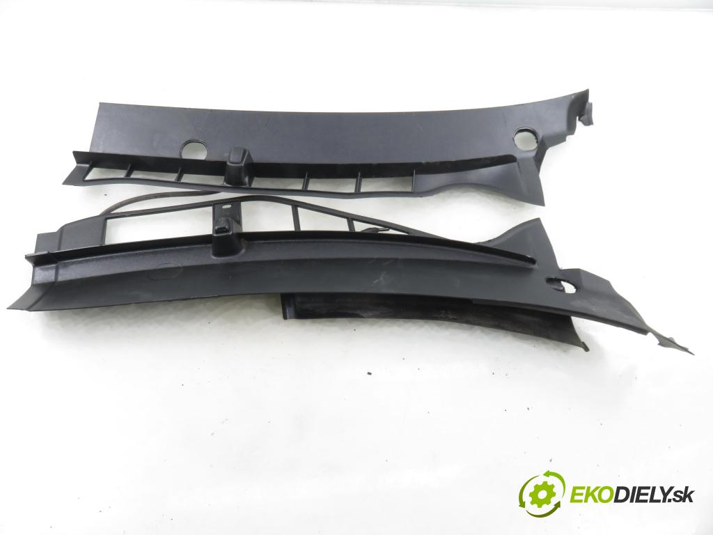 SKODA OCTAVIA I (1U2) LIFTBACK 2000 66,00 1.9 TDI 90- AGR 1896,00 Torpédo, plast pod čelné okno 1U0819403A ; 1U0819404A (Torpédo (plast pod čelným sklom))