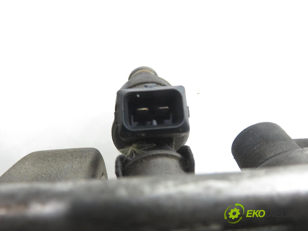 VW PASSAT B5 (3B2) SEDAN 1997 92,00 1.8 20V 125 - ADR 1781,00 Lišta vstrekovacia 058133881 (Vstrekovacia lišta)