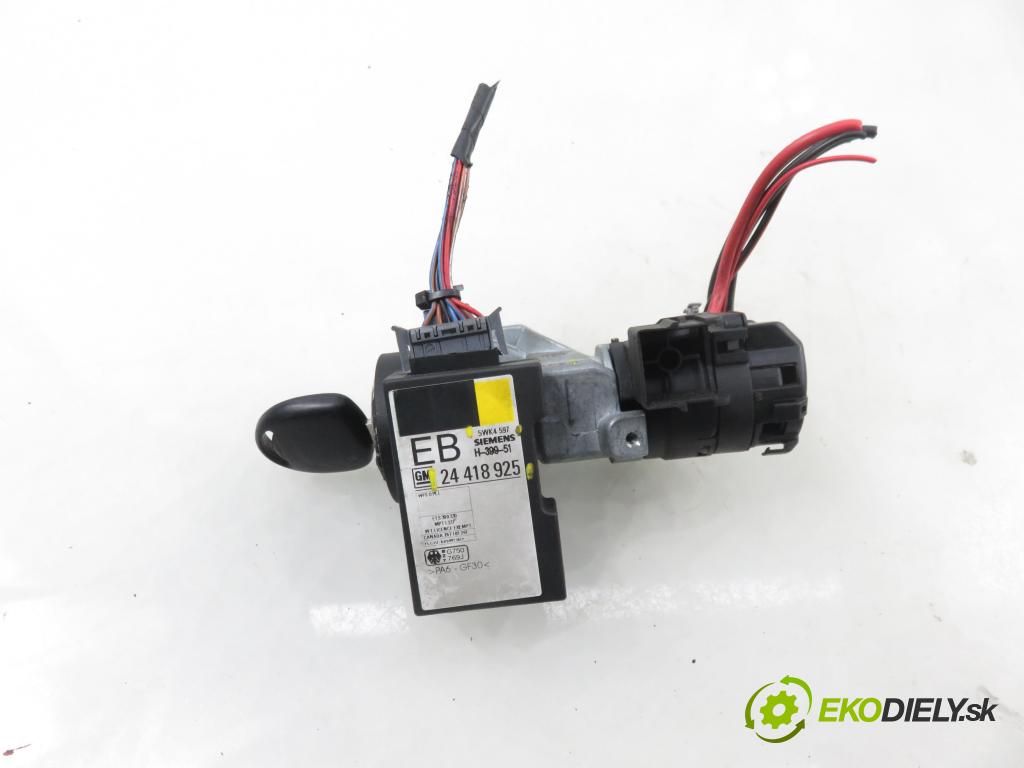 OPEL CORSA B (S93) HB 1997 40,00 1.0 i 12V 54 - X 10 XE 973,00 spínačka 90457846 ; 5WK4597 ; 24418925 (Spínací skříňka)