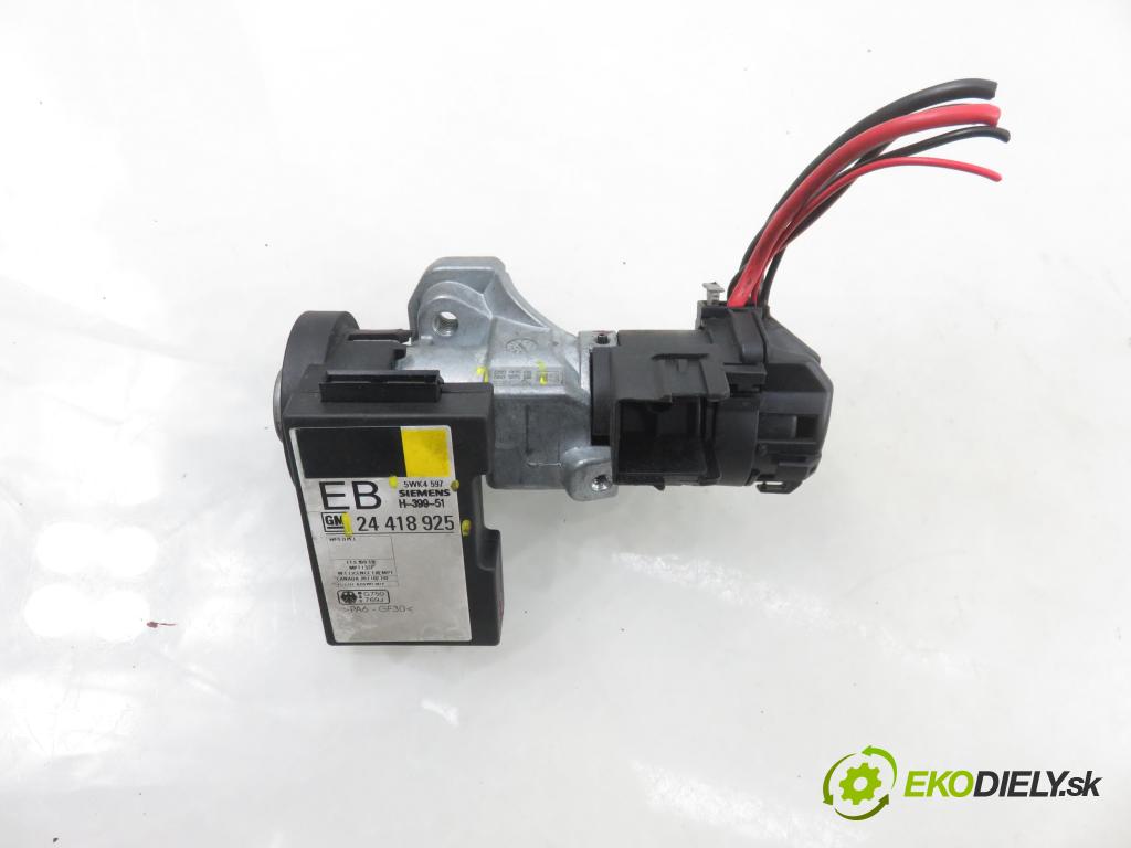 OPEL CORSA B (S93) HB 1997 40,00 1.0 i 12V 54 - X 10 XE 973,00 spínačka 90457846 ; 5WK4597 ; 24418925 (Spínací skříňka)