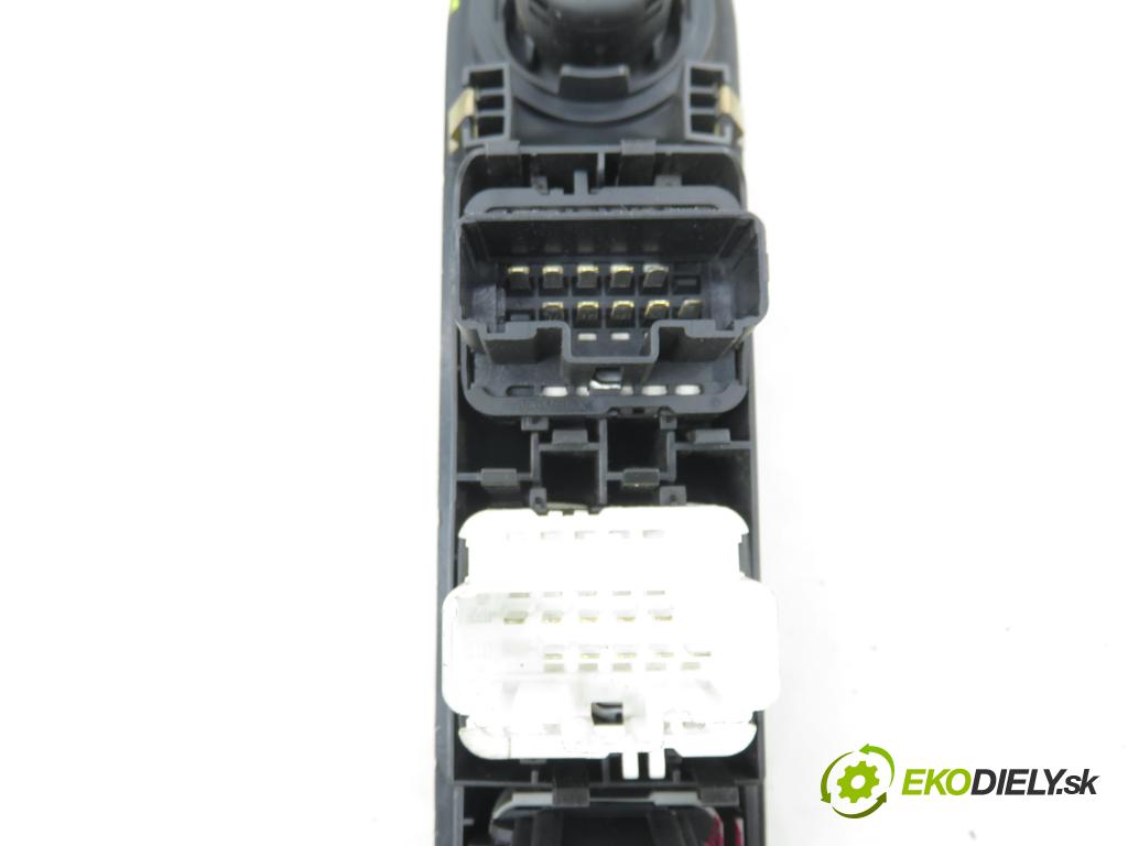 RENAULT ESPACE IV (JK0/1_) MINIVAN 2005 85,00 1.9 dCi 116 - F9Q 820 1870,00 Panel ovládania okien 8200519359