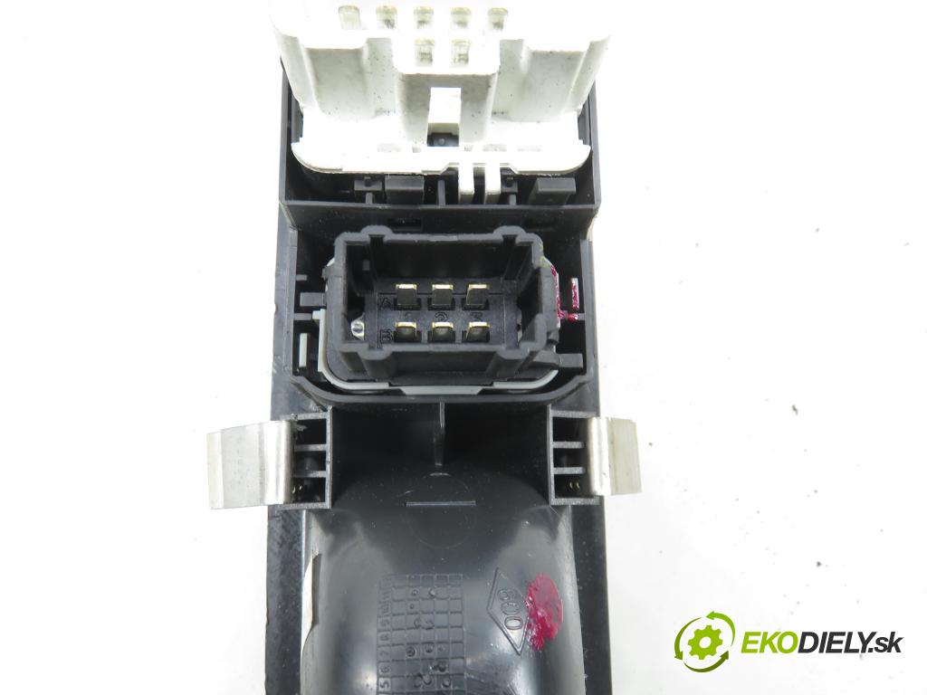 RENAULT ESPACE IV (JK0/1_) MINIVAN 2005 85,00 1.9 dCi 116 - F9Q 820 1870,00 Panel ovládania okien 8200519359