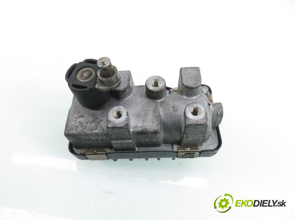 AUDI A5 (8T3) COUPE 2009 140,00 2.7 TDI - CGKA 2698,00 Nastavovač turba 6NW009550 ; 767649 (Motorček ostatné)