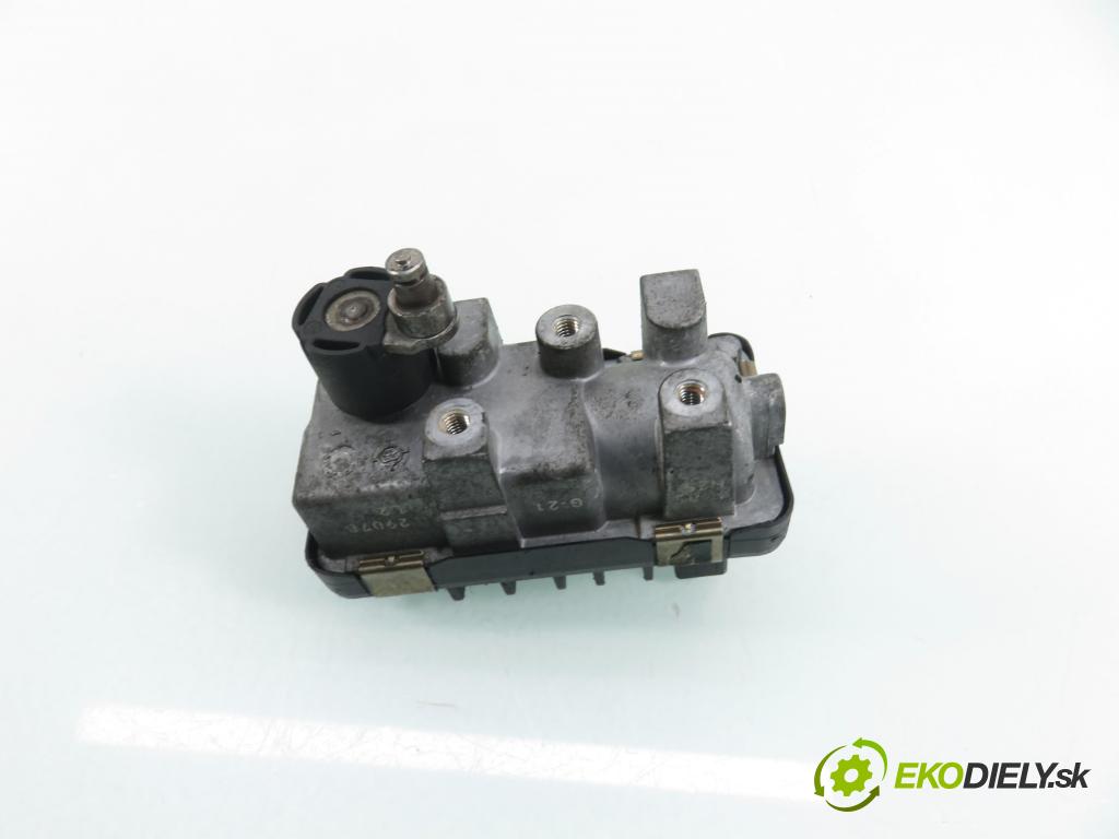 AUDI A5 (8T3) COUPE 2009 140,00 2.7 TDI - CGKA 2698,00 Nastavovač turba 6NW009550 ; 767649 (Motorček ostatné)