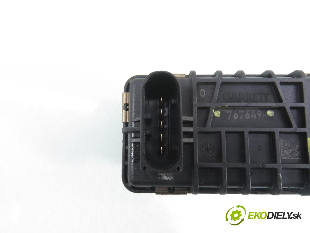 AUDI A5 (8T3) COUPE 2009 140,00 2.7 TDI - CGKA 2698,00 Nastavovač turba 6NW009550 ; 767649 (Motorček ostatné)