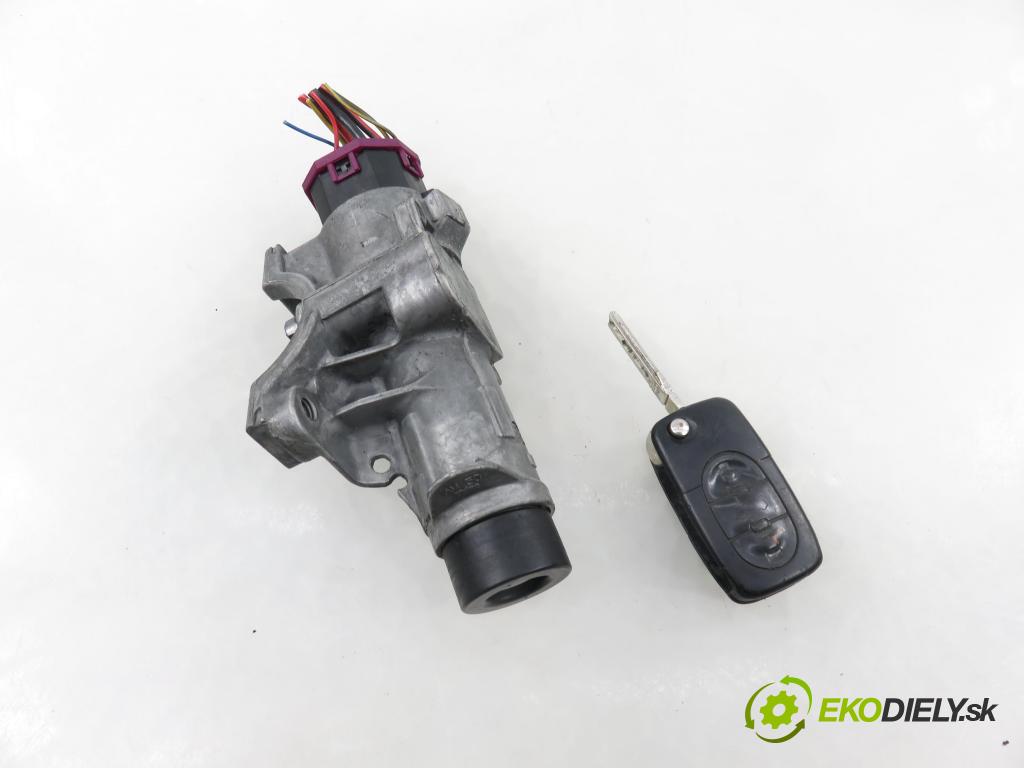 AUDI A4 (8E2, B6) SEDAN 2001 96,00 1.9 TDI PD 130 - AWX 1896,00 spinačka 4B0905851C (Spínacia skrinka)