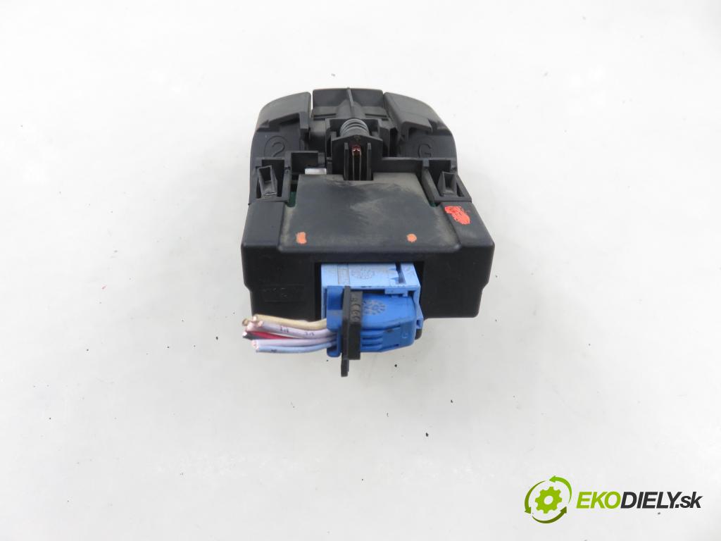 RENAULT ESPACE IV (JK0/1_) MINIVAN 2007 100,00 2.0 (JK09) - F4R 792 1998,00 vypínač brzdy MANUÁL 8200550545