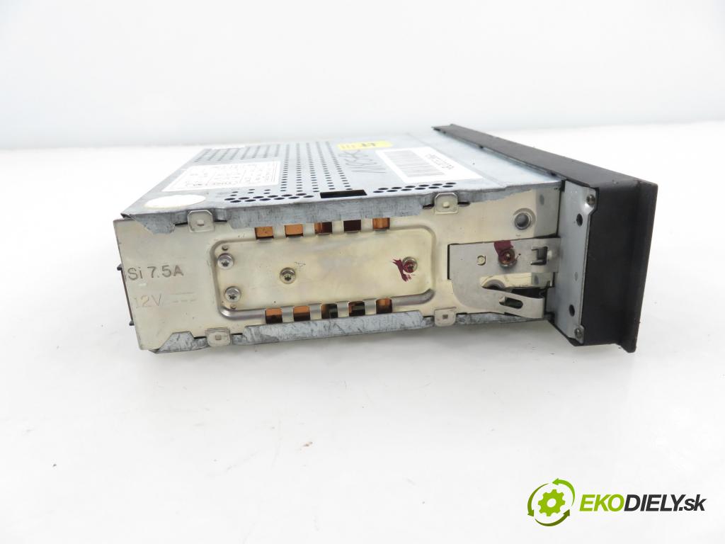 AUDI A3 (8L1) HB 2002 74,00 1.9 TDI - AXR 1896,00 RADIO CD 8L0035186G