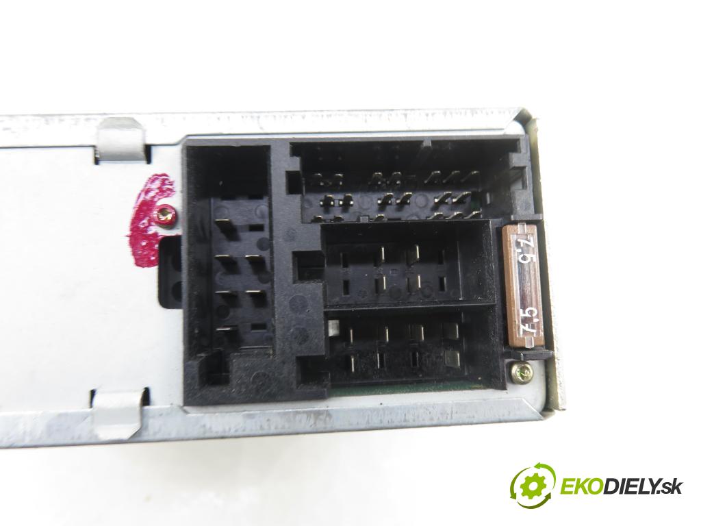 AUDI A4 Avant (8E5, B6) KOMBI 2002 96,00 1.9 TDI - AWX 1896,00 RADIO CD 8E0035152