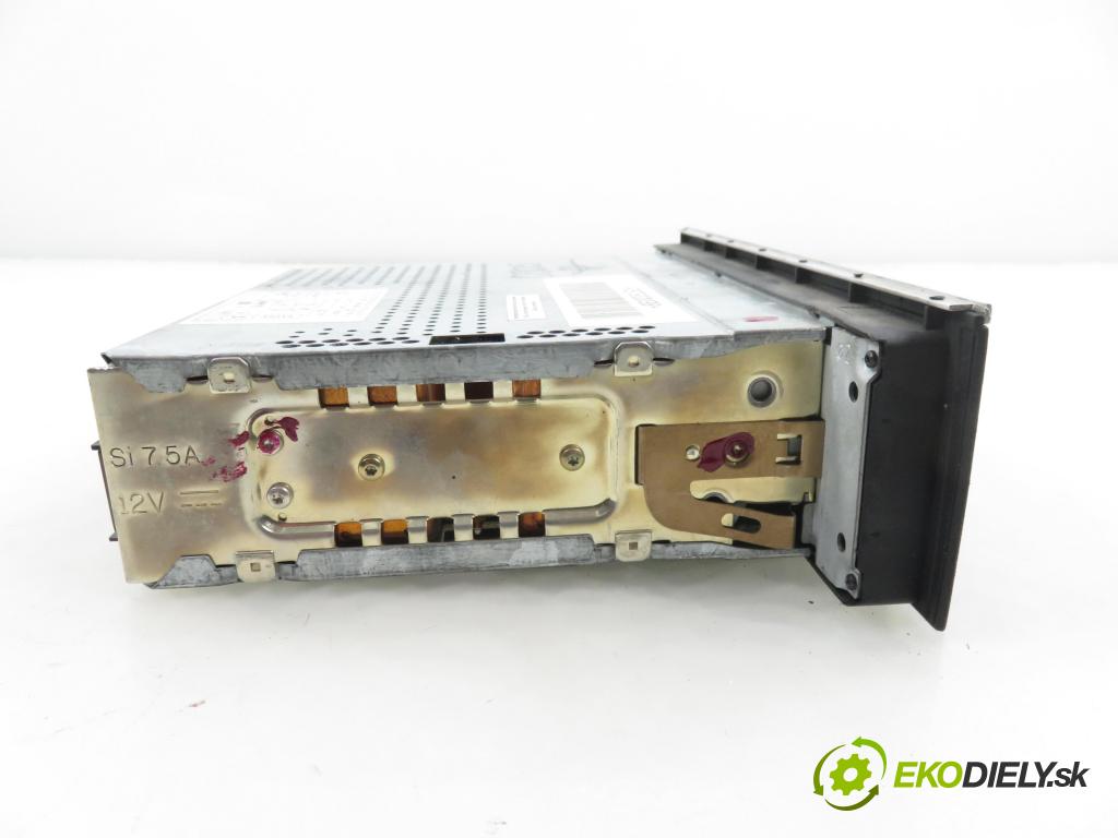 AUDI A4 Avant (8E5, B6) KOMBI 2002 96,00 1.9 TDI - AWX 1896,00 RADIO CD 8E0035152