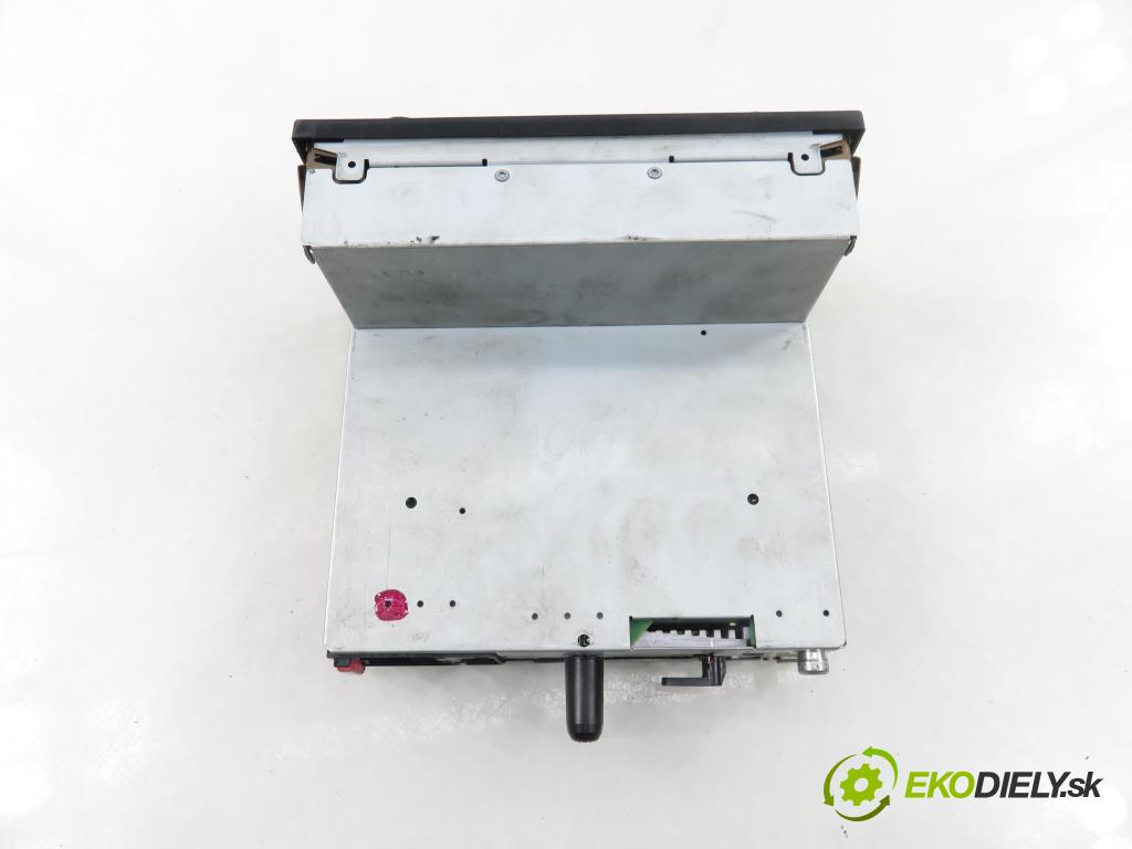 VW PASSAT B5.5 (3B3) SEDAN 2001 85,00 2 - AZM 1984,00 RADIO CD 1J0035191C