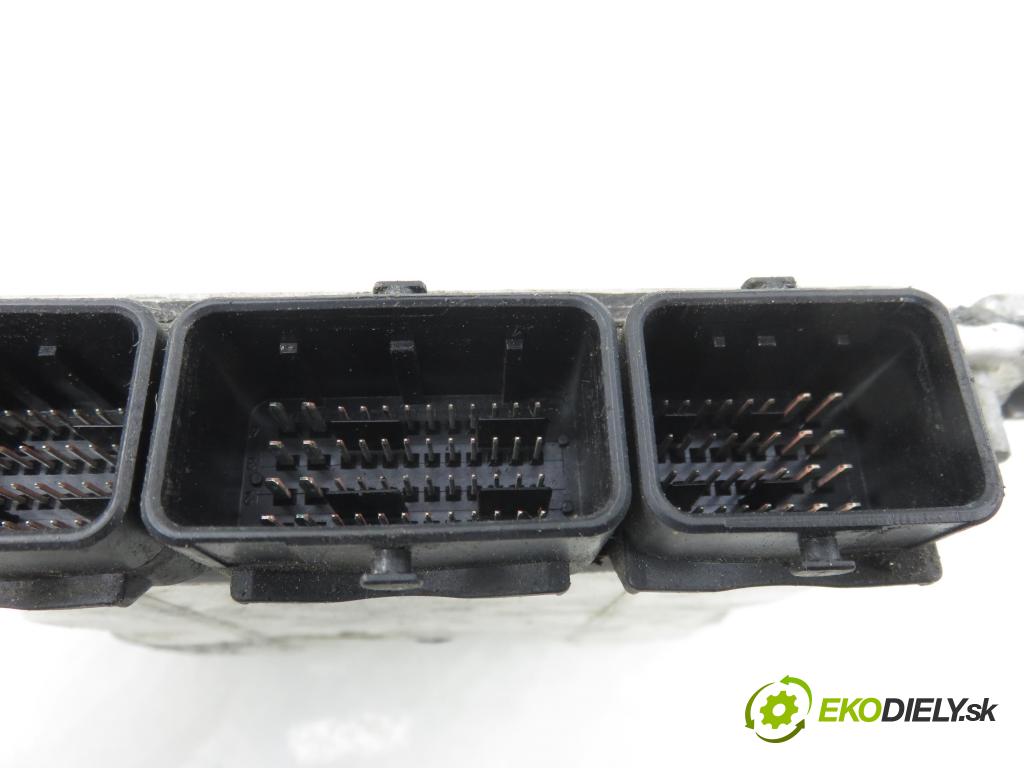 RENAULT TRAFIC II Skrzynia (FL) FURGON 2002 74,00 1.9 dCi - F9Q 760 1870,00 řídící jednotka motora 0281010633