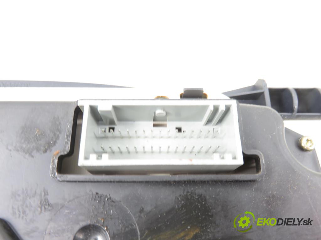 RENAULT TRAFIC II Skrzynia (FL) FURGON 2002 74,00 1.9 dCi - F9Q 760 1870,00 prístrojovka elektrický P8200252449A