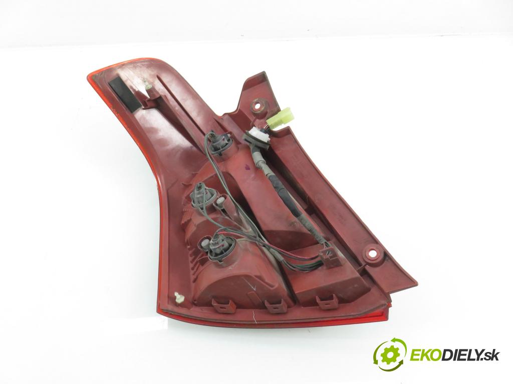 SUZUKI SWIFT III (MZ, EZ) HB 2007 51,00 1.3 DDiS (RS 413D) 69 - Z13DT 1248,00 Svetlo pravé zadné