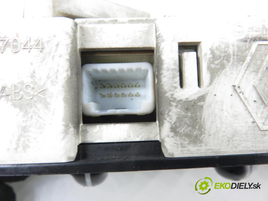 RENAULT MASTER II Skrzynia (FD) FURGON 2004 84,00 2.5 dCi 120 - G9U 724 2464,00 Panel kúrenia KLIMATIZACE: F4230