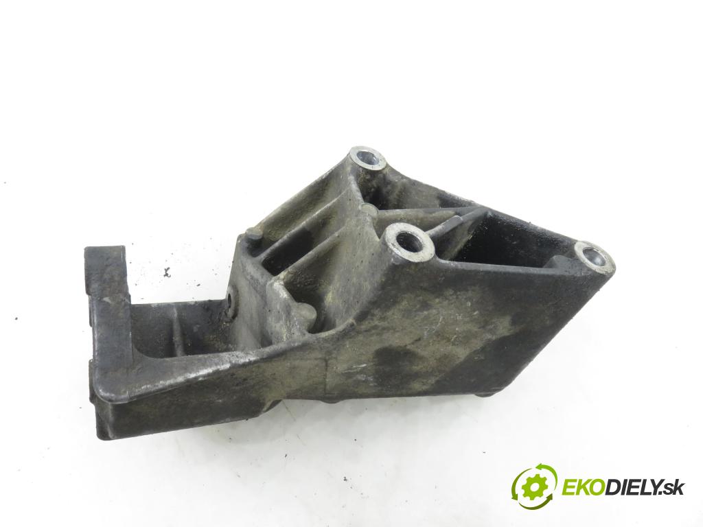 VW TRANSPORTER IV Skrzynia (70XA) FURGON 1997 55,00 2.4 D - AJA 2370,00 Uchytenie pumpy servočerpadlo 074145167