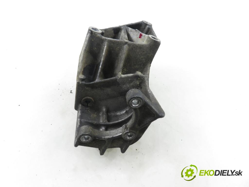 VW TRANSPORTER IV Skrzynia (70XA) FURGON 1997 55,00 2.4 D - AJA 2370,00 Uchytenie pumpy servočerpadlo 074145167