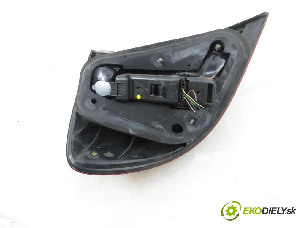 MERCEDES-BENZ KLASA C coupe (CL203) COUPE 2001 120,00 C 200 Kompressor (203.745) - M 111.955 1998,00 světlo pravé zadní A2038200664