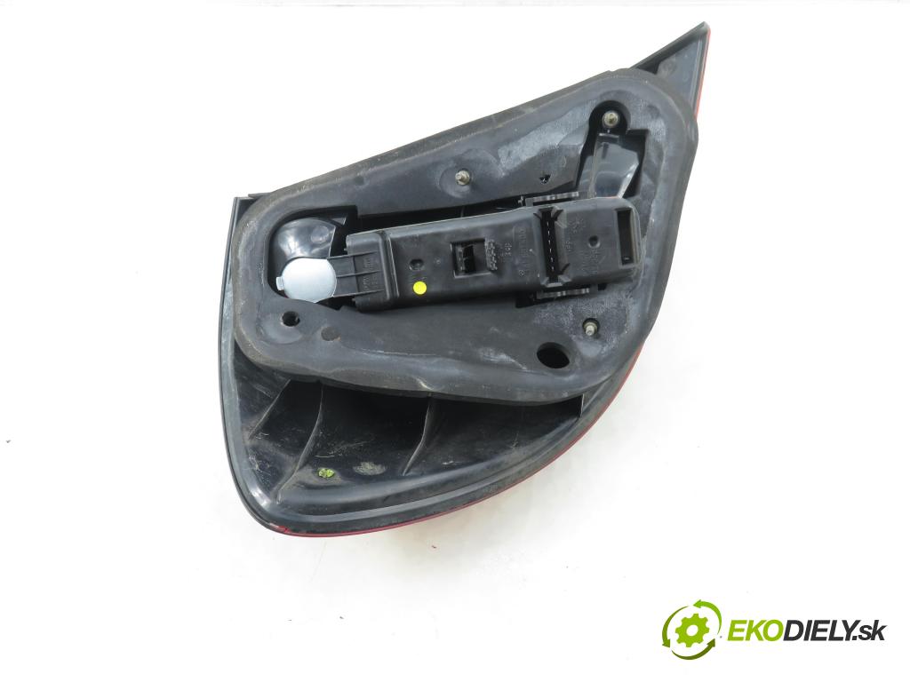 MERCEDES-BENZ KLASA C coupe (CL203) COUPE 2001 120,00 C 200 Kompressor (203.745) - M 111.955 1998,00 světlo pravé zadní A2038200664