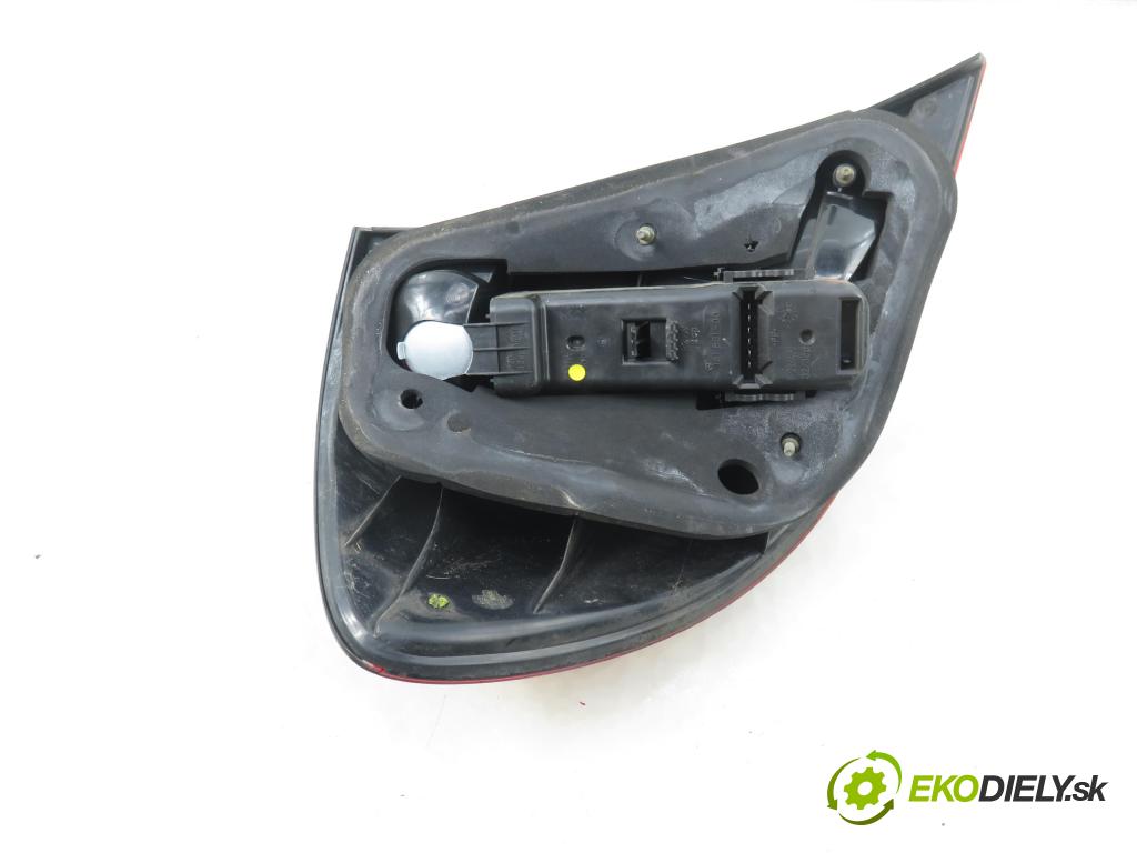 MERCEDES-BENZ KLASA C coupe (CL203) COUPE 2001 120,00 C 200 Kompressor (203.745) - M 111.955 1998,00 světlo pravé zadní A2038200664