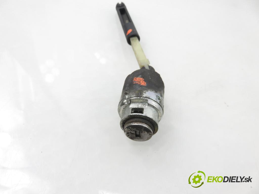 FORD FOCUS II (DA_, HCP) HB 2005 80,00 1.6 TDCi - G8DD 1560,00 zámok kapoty