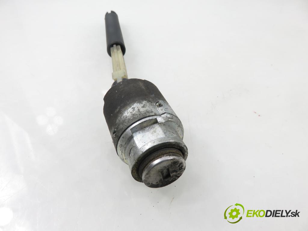 FORD FOCUS II (DA_, HCP) HB 2005 80,00 1.6 TDCi - G8DD 1560,00 zámok kapoty