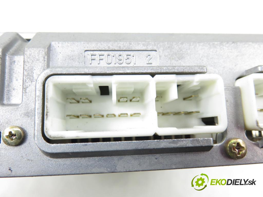 TOYOTA YARIS (_P1_) HB 1999 50,00 1.0 VVT- i 68 - 1SZ-FE 998,00 RADIO CD 8612052030