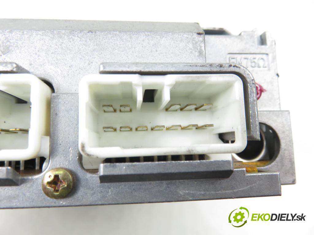 TOYOTA YARIS (_P1_) HB 1999 50,00 1.0 VVT- i 68 - 1SZ-FE 998,00 RADIO CD 8612052030