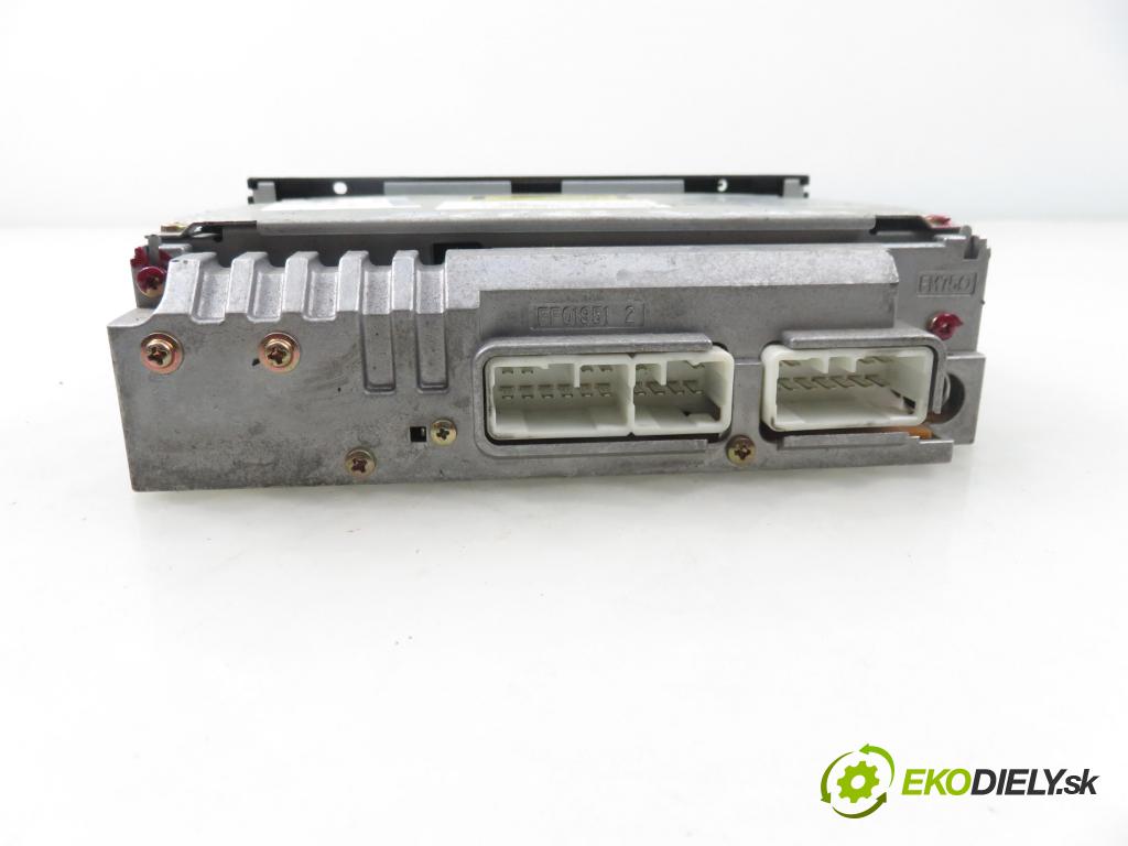 TOYOTA YARIS (_P1_) HB 1999 50,00 1.0 VVT- i 68 - 1SZ-FE 998,00 RADIO CD 8612052030