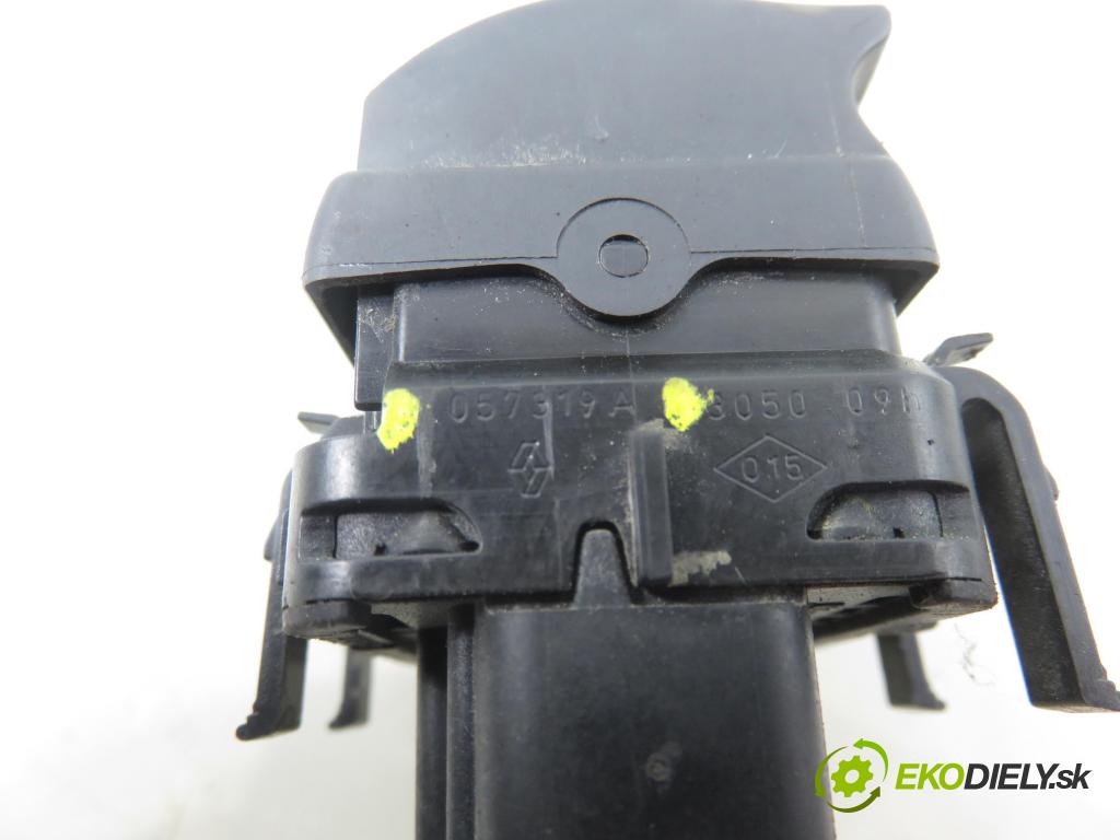 RENAULT TRAFIC II Skrzynia (FL) FURGON 2002 74,00 1.9 dCi - F9Q 760 1870,00 Panel ovládania okien 057319A