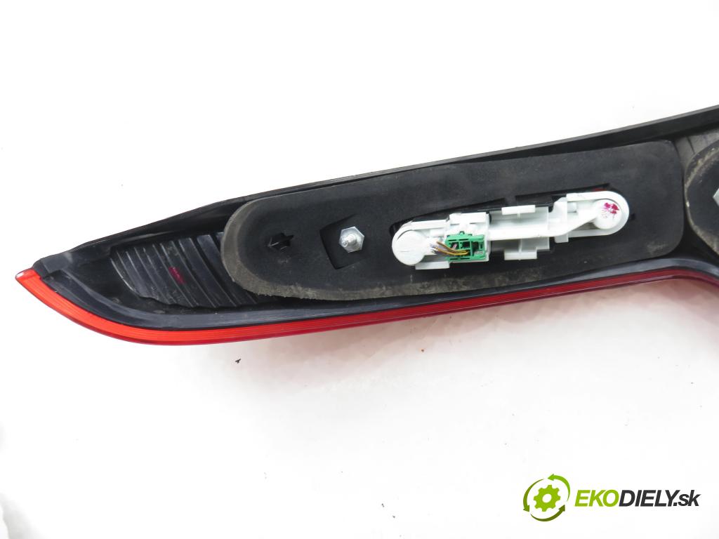 VOLVO V50 (MW) KOMBI 2005 103,00 2.4 - B 5244 S5 2435,00 světlo pravé zadní
