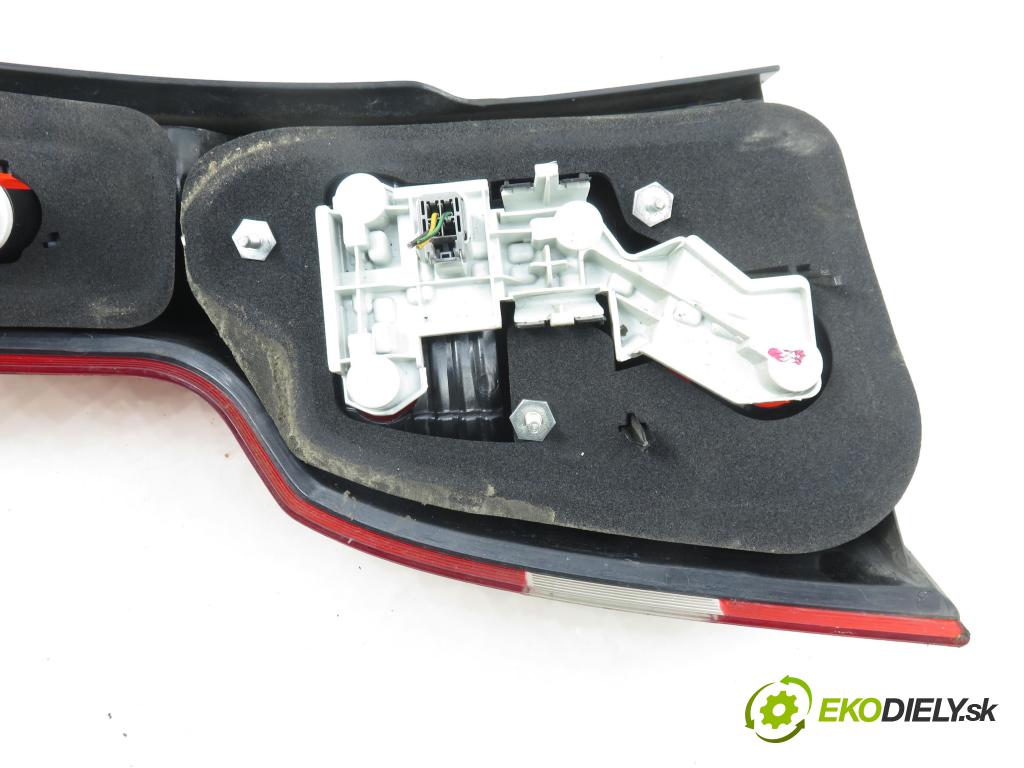 VOLVO V50 (MW) KOMBI 2005 103,00 2.4 - B 5244 S5 2435,00 světlo pravé zadní