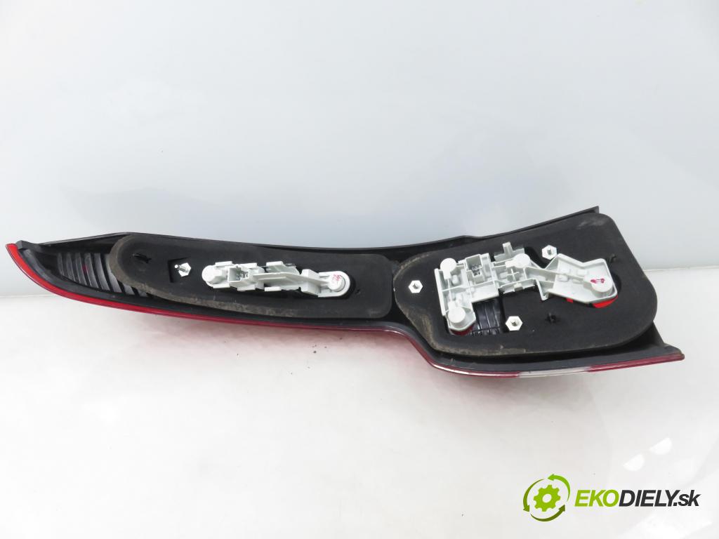 VOLVO V50 (MW) KOMBI 2005 103,00 2.4 - B 5244 S5 2435,00 světlo pravé zadní