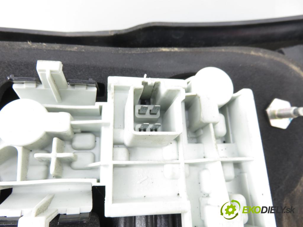 VOLVO V50 (MW) KOMBI 2005 103,00 2.4 - B 5244 S5 2435,00 světlo levé zadní