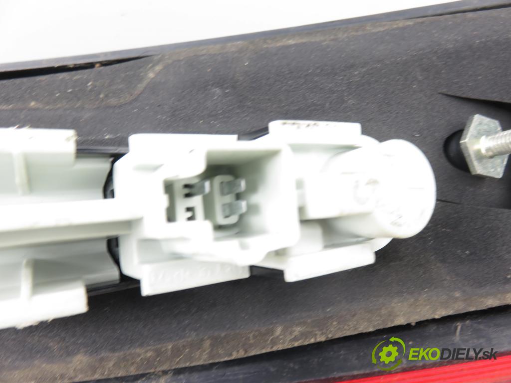 VOLVO V50 (MW) KOMBI 2005 103,00 2.4 - B 5244 S5 2435,00 světlo levé zadní