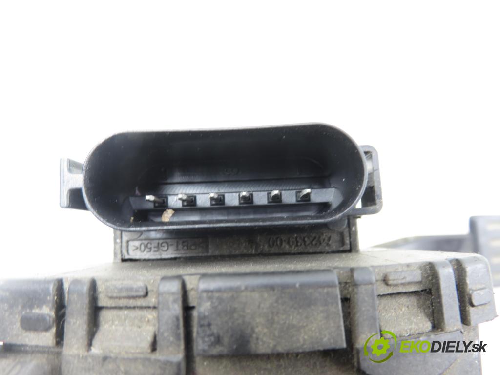 VOLVO V50 (MW) KOMBI 2005 103,00 2.4 - B 5244 S5 2435,00 Potenciometer plynu 4M519F836CH (Potenciometer plynového pedálu)