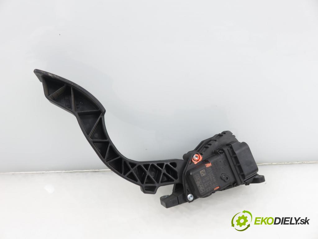 VOLVO V50 (MW) KOMBI 2005 103,00 2.4 - B 5244 S5 2435,00 Potenciometer plynu 4M519F836CH (Potenciometer plynového pedálu)