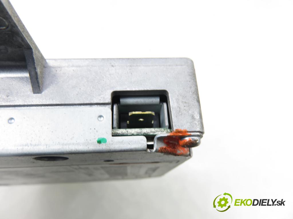 VOLVO V50 (MW) KOMBI 2005 103,00 2.4 - B 5244 S5 2435,00 Zosilňovač Antenní: 30710720 (Zosilňovač)