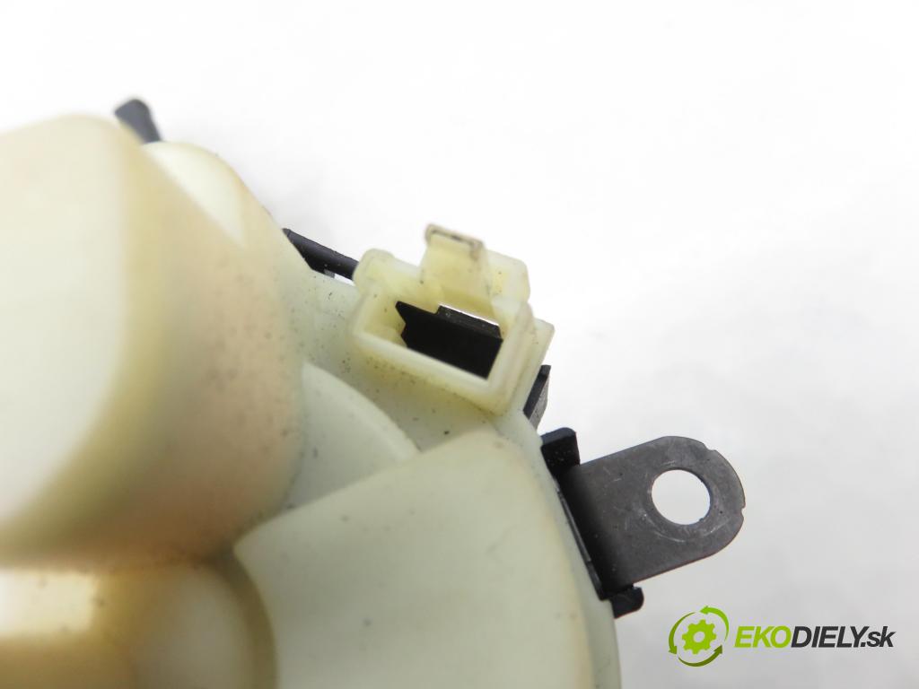 VOLVO V50 (MW) KOMBI 2005 103,00 2.4 - B 5244 S5 2435,00 spinačka 30659838 (Spínacia skrinka)